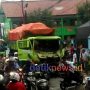 Dum Truck Alami Kecelakaan Seruduk Mobil dan Gerobak Tahu di Jatiuwung