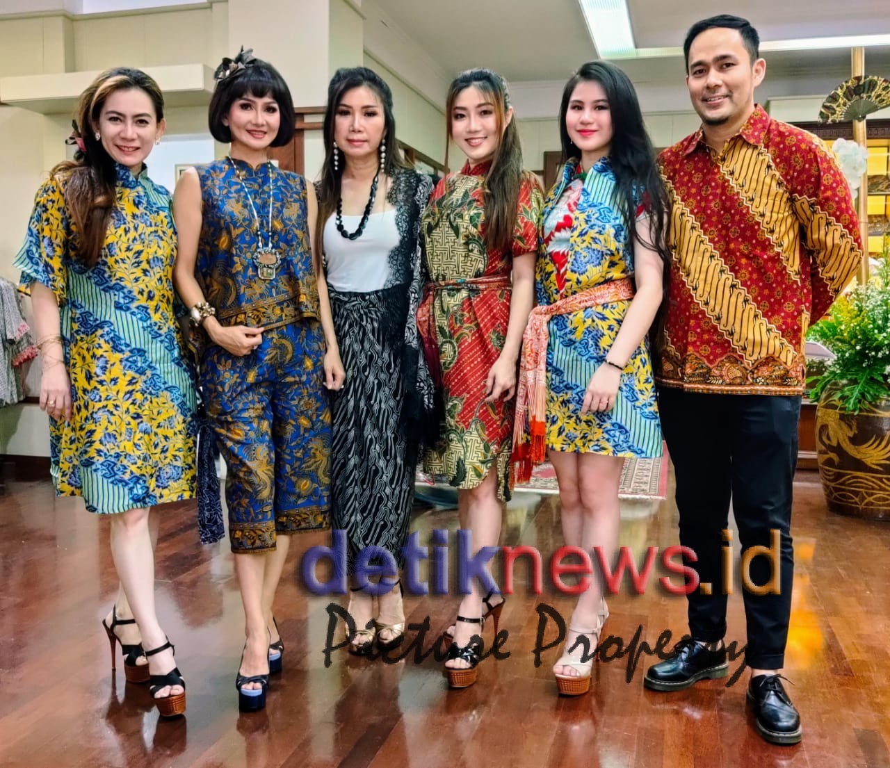 Fashion Danar Hadi 2020 Batik Perpaduan Budaya Tradisional Dan China Detiknews Id