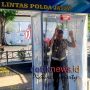Social Distancing COVID-19, Ditlantas Polda Jatim Pasang Bilik Sterilisasi