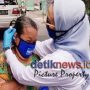 Stop COVID-19, Fraksi Demokrat DPRD Surabaya Bagi Ribuan Masker