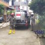 Polsek Cisauk Bersama Satbrimob Semprot Disinfectant di Cibogo