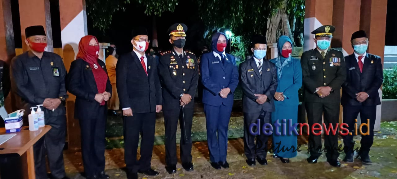 Teks fhoto: Kapolres Melawi AKBP Tris Supriadi Irup AKRS di Makam Pahlawan Taman Bahagia Nanga Pinoh