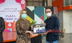 Teks foto: Walikota Tangerang Selatan (Tangsel) Airin Rachmi Diany, meresmikan dua gerai disdukcapil bertempat di Plaza Bintaro dan Pamulang Square