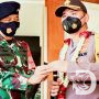Pangdam V/ Brawijaya Beri Cincin Tanda Penghargaan kepada Kapolda Jatim