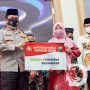 Satu Ton Beras untuk Ponpes Syaichonah Cholil Madura dari Kapolda dan Forkopimda Jatim