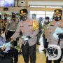 Ribuan Masker Dibagikan TNI Polri di Terminal Purbaya Bungurasih