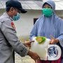 Kapolsek Ujung Pangkah Gresik Beri Ratusan Sembako ke Masyarakat