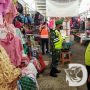 Disiplin Prokes, Polisi Edukasi dan Sosialisasi di Pasar Tradisional Balongpanggang