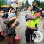 Banjir Jakarta, TNI-Polri Evakuasi Korban