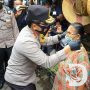 Kapolda Jatim dan Pangdam V/ Brawijaya Disiplin Prokes Bagi Masker di Pasar Asem