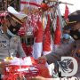 Polisi Gresik Beli 120 Bendera Merah Putih, Penjual : Terimakasih Sudah Diborong