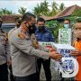 Peduli Bencana Puting Beliung, Kapolresta Banyuwangi Bagi Sembako ke Masyarakat