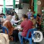 Babinsa Koramil 0831/05 Rungkut Pantau Vaksinasi