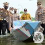 Polantas Peduli Polres Lamongan Bansos Sembako dengan Perahu ke Warga Terisolir Dampak Banjir