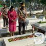Ziarah Makam Pahlawan di HUT Bhayangkara, Kapolda Jatim Berdoa untuk Sang Kakek Veteran Pejuang Kemerdekaan
