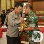 Pangdam V/Brawijaya Beri Kejutan Kapolda Jatim di Hari Bhayangkara ke-76, Nasi Tumpeng dan Kue Tart