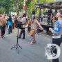 Polda Jatim Hibur Masyarakat Surabaya di CFD dan Siarkan Kirab Merah Putih Via Videotron