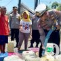 Satlantas Polres Pasuruan Salurkan Air Bersih, Disambut Gembira Ratusan Warga