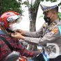 Satlantas Polres Gresik Bagikan Helm SNI saat Ops Zebra Semeru 2022