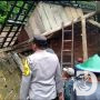 Polsek dan Koramil Bersama Warga Evakuasi Rumah Roboh Akibat Tanah Longsor
