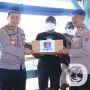 Kapolres Gresik Peringati HUT Polairud ke-72, Bagikan Sembako ke Nelayan