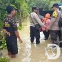 Anggota Polres Bojonegoro Terjang Banjir Demi Antar Warga Sakit