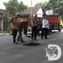 Satlantas Polres Bojonegoro Bersama Dinas PU Bina Marga Lakukan Perbaikan Jalan Raya