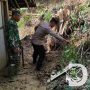 Petugas Gabungan di Kedewan Lakukan Pembersihan dan Salurkan Bansos, Atasi Tanah Longsor