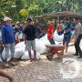 Polres Tulungagung Bersama TNI dan Warga Antisipasi Banjir Pertebal Tanggul Sungai