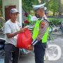 Polres Gresik Berbagi Sembako ke Petugas Kebersihan, Tukang Becak dan Sopir Angkot