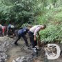 Polres Ponorogo Baksos Bareng Warga Bersihkan Sungai, Peduli Lingkungan Sambil Berbagi