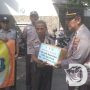 Polres Jember Bagikan Ratusan Paket Sembako ke Warga dan Satpam