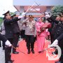 Kapolres Gresik Disambut AKBP Mochamad Nur Aziz, Kalungkan Bunga dan Sorban