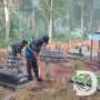 Polres Tulungagung Bersihkan Makam Umum Jelang Ramadhan
