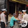 Kapolres Bojonegoro Berikan Himbauan Tertib Berlalu Lintas Sambil Bagi Takjil