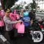 Kapolres Gresik Bagikan Takjil Bongko Kopyor Pengguna Jalan