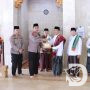 Kapolres Bojonegoro Beri Himbauan Kamtibmas dan Salurkan Bansos di Masjid