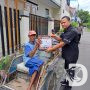 Polres Nganjuk Salurkan Bansos ke Petugas Kebersihan, Tukang Becak dan Pedagang Asongan