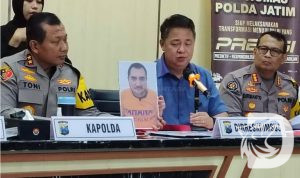 Kapolda Jatim Irjen Pol Toni Harmanto didampingi Dirkrimsus Polda Jatim Kombes Pol Farman dan Kabidhumas Polda Jatim Kombes Pol Dirmanto