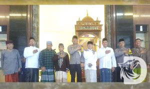 Kapolsek Gunung Anyar bersama masyarakat Gunung Anyar saat sholat Jum'at bersama