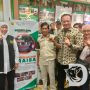 Gubernur Jatim Tinjau Stand Perhutani di Pameran Produk LMDH