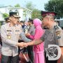 Polres Gresik Gelar Tradisi Siram Kembang Warnai Kenaikan Pangkat Anggota Polri dan PNS