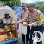 Polres Trenggalek Kampanye Tertib Lalulintas dan Berbagi Sarapan ke Tukang Becak