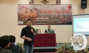 Peneliti Senior SSC Ikhsan Rosidi, sedang memaparkan hasil survei SSC