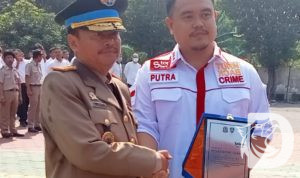 Kepala Kanwil BPN Jatim menerima penghargaan dari GNPK