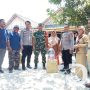 Polres Nganjuk Bersama AKD Lengkong dan Jatikalen Salurkan Air Minum ke Warga Pule