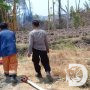 Polsek Benjeng Bantu Damkar dan Warga Padamkan Api di Lahan Kosong