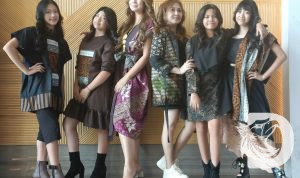 Founder POISE Modelling Club Management Kids and Teen, Maya Caroline bersama para model cilik