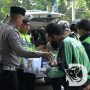 Satlantas Polres Gresik Jum’at Berkah Berbagi Nasi Bungkus di Jalan