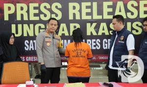 Tersangka diamankan Polisi Gresik beserta barang buktinya